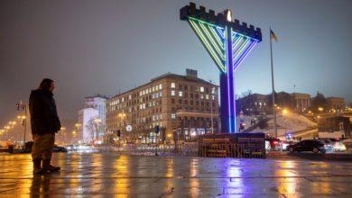 Photo of В центре Киева неизвестный осквернил ханукию и снял на видео