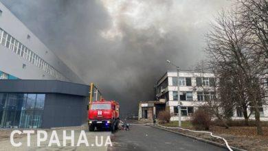Photo of В Печерском районе Киева после утренней атаки горят складские помещения, возле них повреждены дома