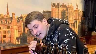 Photo of В Хмельницком мужчина за минуту открыл зубами 52 бутылки и установил новый рекорд Украины. Фото