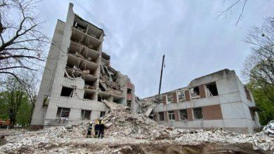 Photo of Полностью обвалилась часть восьмиэтажного здания. Фото и видео из Чернигова после ракетного удара
