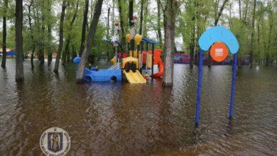 Photo of Лавочки и детские площадки. В Киеве начал резко подниматься уровень воды в Днепре. Фото