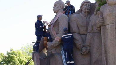 Photo of В Киеве начался демонтаж композиции в честь Переяславской рады под Аркой Свободы украинского народа
