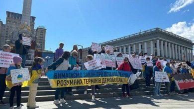 Photo of В Киеве родственники военнослужащих вышли на митинг за демобилизацию. Фото