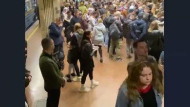 Photo of «Крещатик» и «Выдубичи». Появилось видео с киевских станций метро, где скопилось много людей из-за тревоги