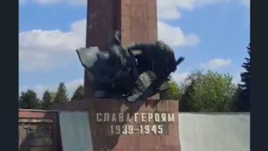 Photo of В Ровно снесли с постамента фигуры солдат на последнем памятнике города с советской символикой.