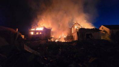Photo of В Харькове после ночного удара россиян загорелись частные дома. Пострадали женщина и ребенок