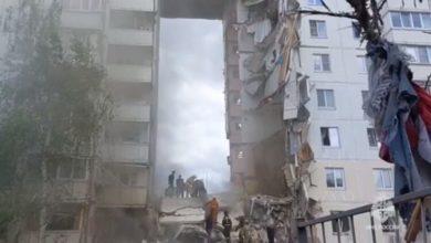 Photo of В обрушившимся подъезде в Белгороде рухнула крыша. РФ заявляет, что на дом упали обломки ракеты
