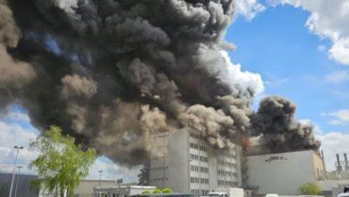 Photo of «Все, что еще может сгореть, сгорит». В Берлине третий день тушат пожар на металлургическом заводе