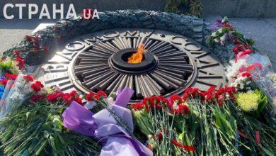 Photo of В Киеве несут цветы к Вечному огню в Парке Славы. Фото и видео