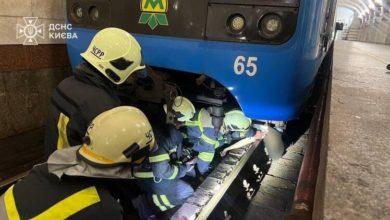 Photo of В Киеве человек снова упал под поезд метро. Женщина погибла
