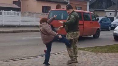 Photo of Била ногами и желала смерти от пули. Появилось видео, как в Ровенской области женщина набросилась на военкома