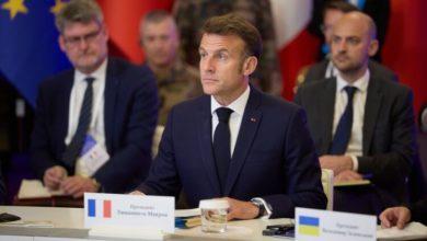 Photo of «Фейковые новости». У Макрона прокомментировали видеоролик с загадочным свертком в украинском поезде