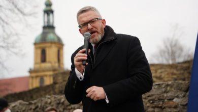 Photo of Сторонник кандидата в президенты Польши снял флаг Украины с городской мэрии — СМИ